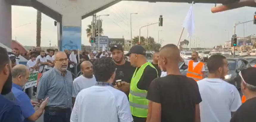 اغلاق شارع 444 احتجاجًا على قرار هدم بيوت عائلة ابو حجاج في الطيبة